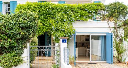 Bed and Breakfast 'Chambre Indépendante, Tout À Pied' with Shared Garden and Wi-Fi
