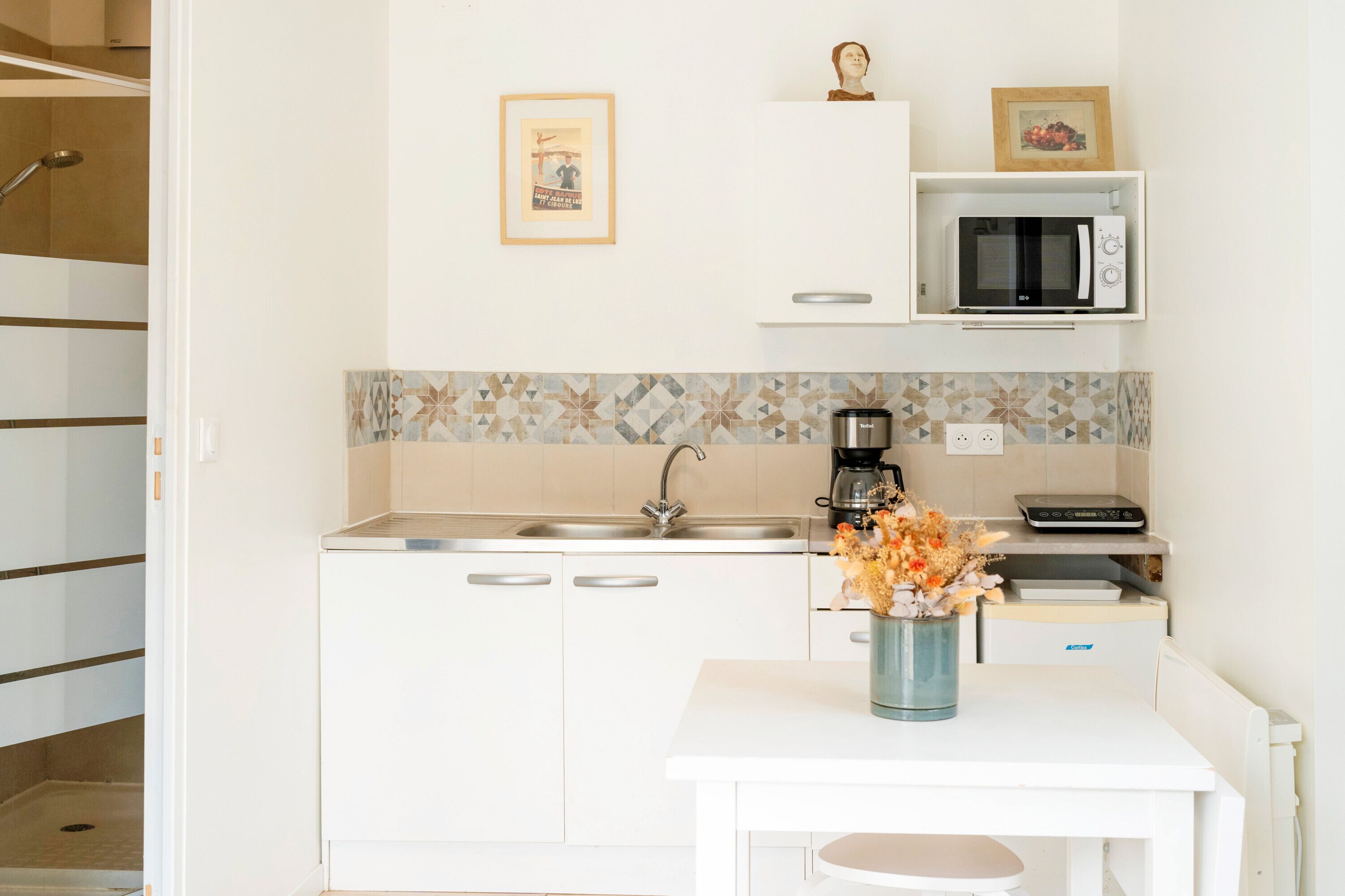 Frigorífico, microondas y cafetera o tetera