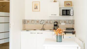 Réfrigérateur, micro-ondes, cafetière/bouilloire