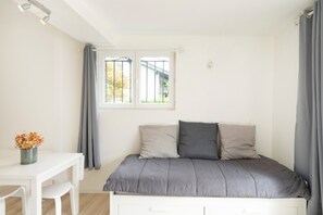 1 bedroom, WiFi, bed sheets - Guest Room 'Independent Room, Walk Everywhere' with Shared Garden and Wi-Fi (Ciboure)