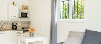 Guest Room 'Independent Room, Walk Everywhere' with Shared Garden and Wi-Fi