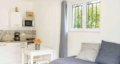 Guest Room 'Independent Room, Walk Everywhere' with Shared Garden and Wi-Fi