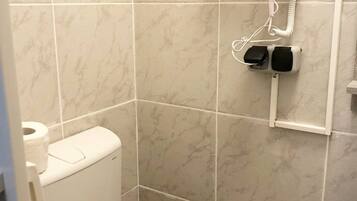 Een douche, een haardroger, handdoeken, zeep