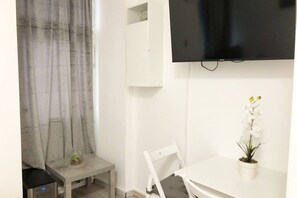 Interior - Stylish Hauptbahnhof | Fast WiFi & Netflix Access (Vienna)