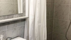 Dusj, hårføner, håndklær og såpe