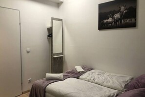 1 bedroom, iron/ironing board, WiFi, bed sheets - Stylish Hauptbahnhof | Fast WiFi & Netflix Access (Vienna)