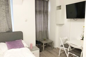 1 bedroom, iron/ironing board, WiFi, bed sheets - Stylish Hauptbahnhof | Fast WiFi & Netflix Access (Vienna)