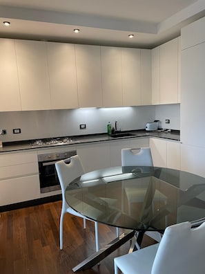 Fridge, oven, stovetop, dishwasher