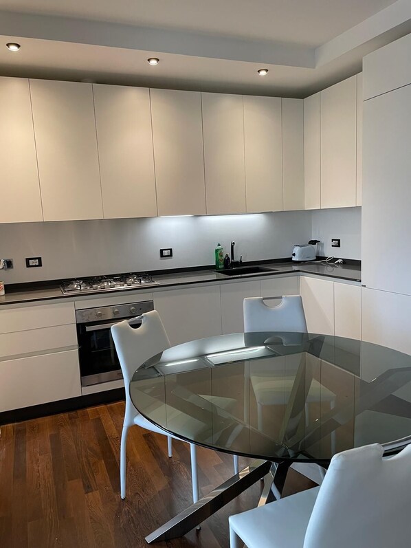 Fridge, oven, stovetop, dishwasher