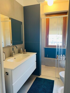 Douche, sèche-cheveux, bidet, serviettes fournies