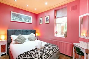 2 bedrooms, iron/ironing board, free WiFi, bed sheets - Perfect Booking | Steps from Brixton Station (Greater London)