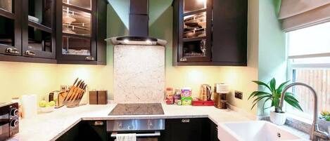 冰箱、微波炉、烤箱、炉灶