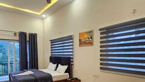 Un dormitorio moderno con cama, ventilador de techo y ventanas grandes con persianas.