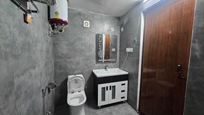 Un baño pequeño con inodoro, lavabo y ducha.
