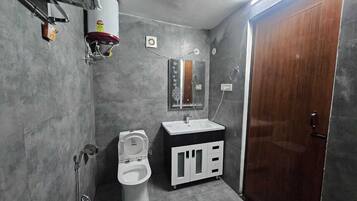 Shower, perlengkapan mandi gratis, sabun, dan sampo