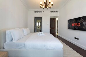 1 bedroom, iron/ironing board, Internet, bed sheets - Burj Khalifa & Dubai mall View Penthouse with Private Jacuzzi (Dubai)