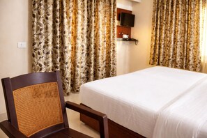 Hypo-allergenic bedding, desk, soundproofing, free WiFi