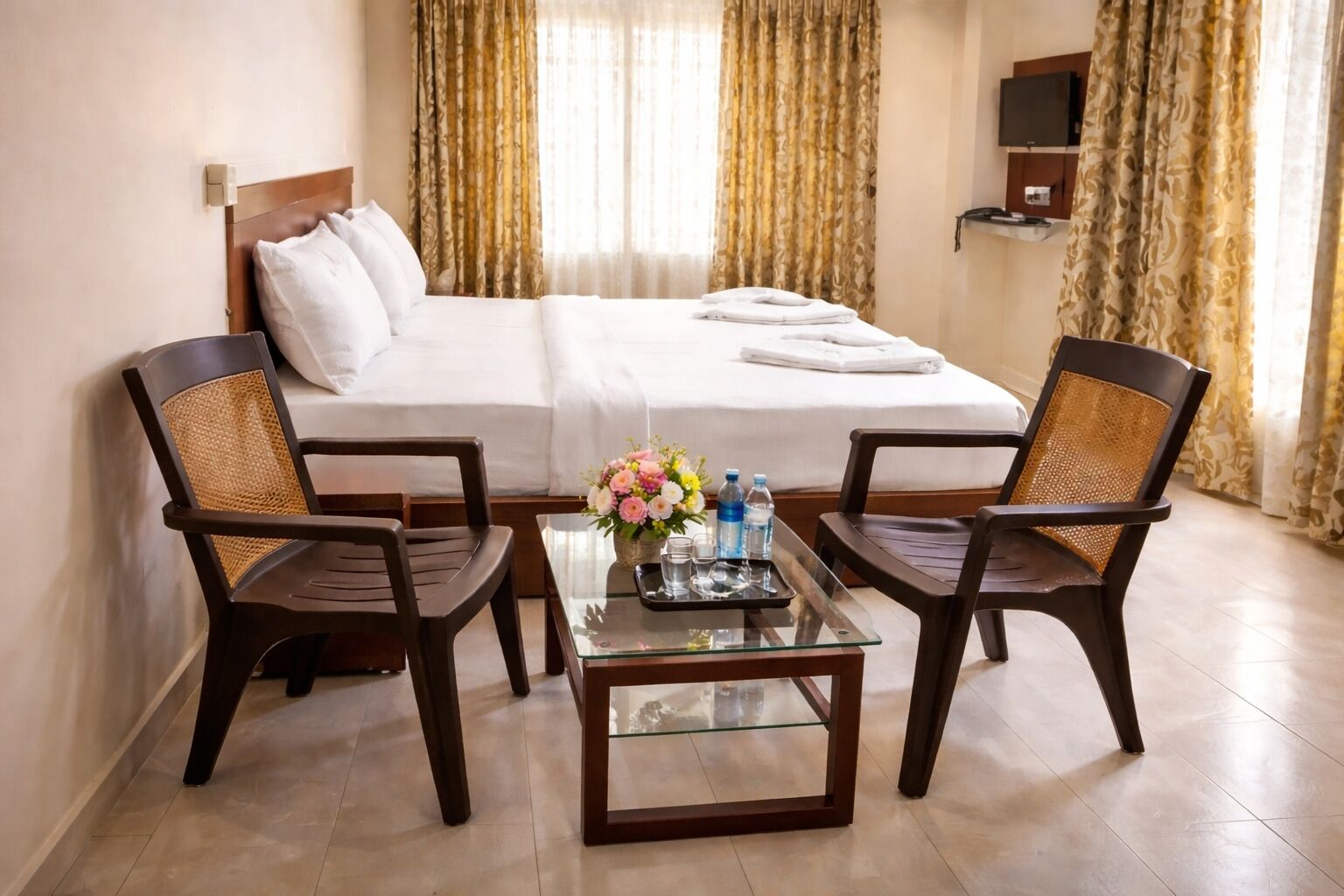 Hypo-allergenic bedding, desk, soundproofing, free WiFi