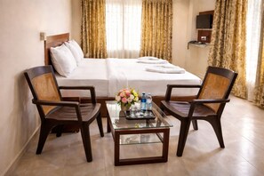 Hypo-allergenic bedding, desk, soundproofing, free WiFi