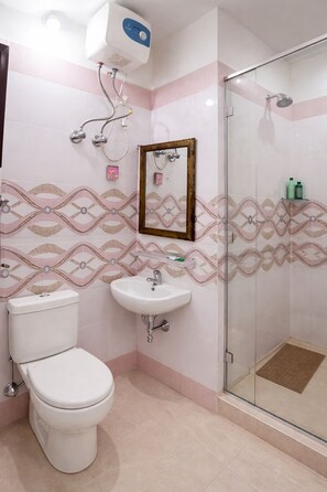 Shower, rainfall showerhead, free toiletries, slippers