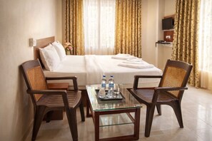 Hypo-allergenic bedding, desk, soundproofing, free WiFi - Hotel Golden W Puri (Brahmagiri)