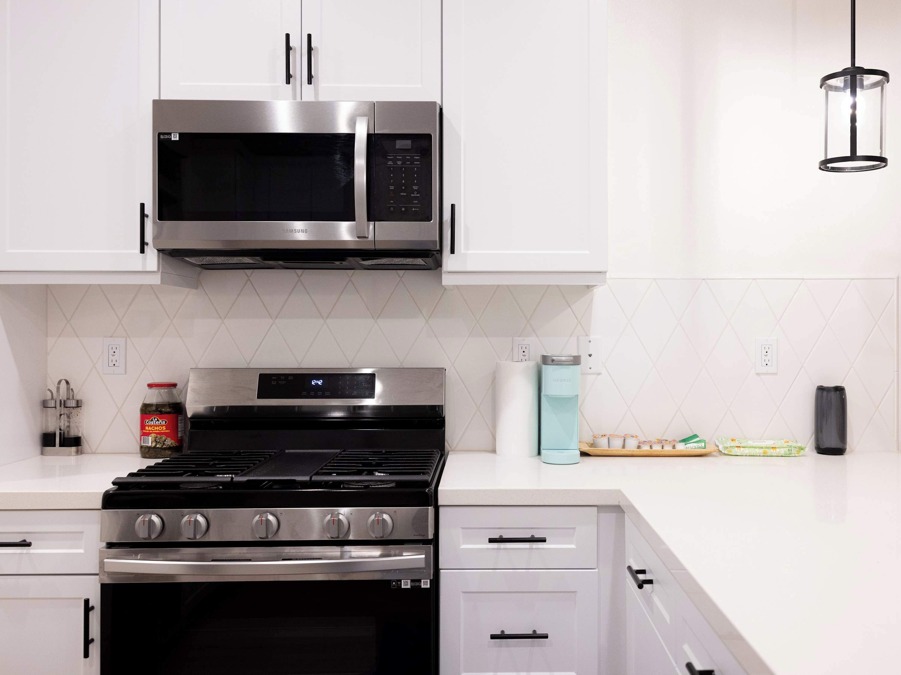 Refrigerador, microondas, horno y parrilla de estufa 