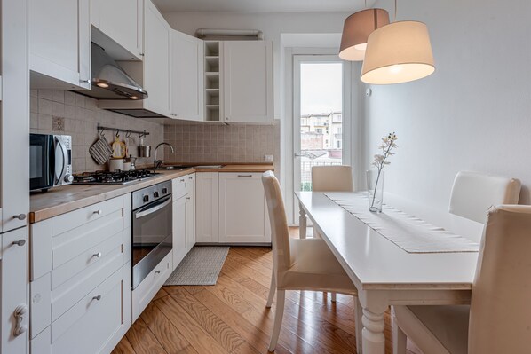 Fridge, microwave, oven, stovetop