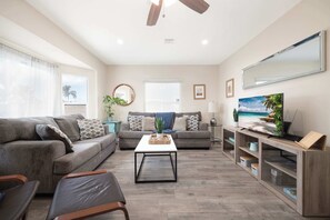 TV, offices - Meade Meadows | 3 bd with Large Backyard! (San Diego)