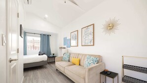 Living area - Main Home & Guest House | Dining On The Patio! (San Diego)