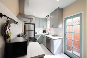 冷蔵庫、電子レンジ、オーブン、コンロ