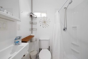 Regadera, secadora de cabello, toallas, shampoo 