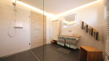 Dusche, Haartrockner, Handtücher