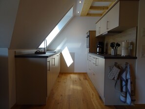 Fridge, oven, stovetop, dishwasher - Apartment 'Beerewieble' with Shared Garden, Balcony and Wi-Fi (Unterkirnach)