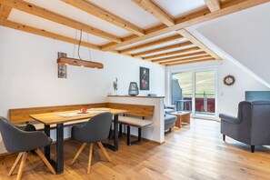 Interior - Apartment 'Beerewieble' with Shared Garden, Balcony and Wi-Fi (Unterkirnach)