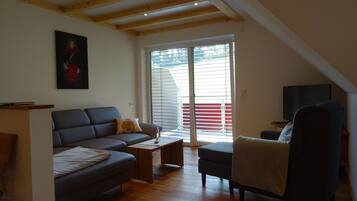 Fernseher, Tischtennisplatte, Stereoanlage