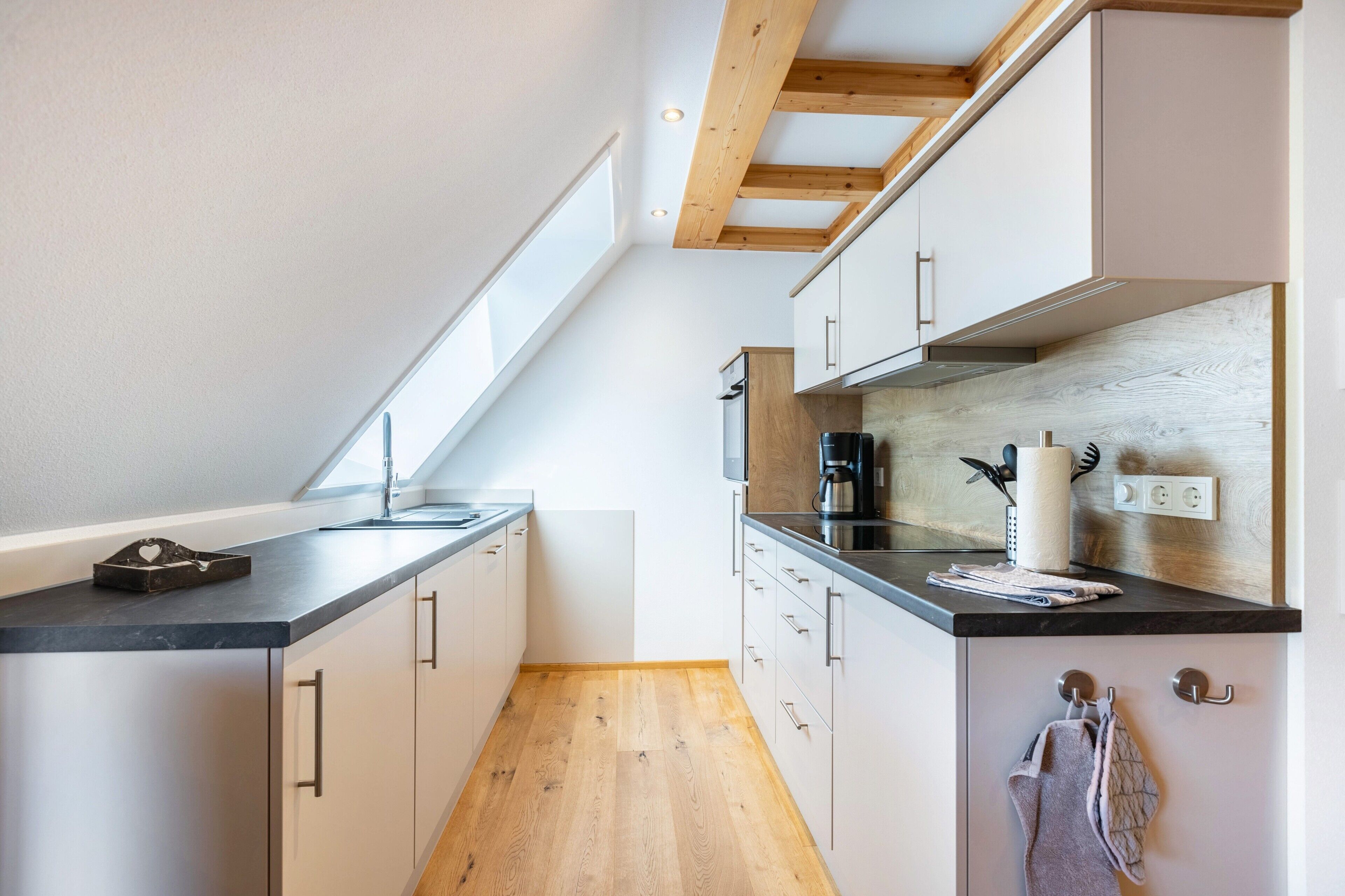 Wasserkocher mit Kaffee-/Teezubehör, Kühlschrank, Ofen, Herdplatte