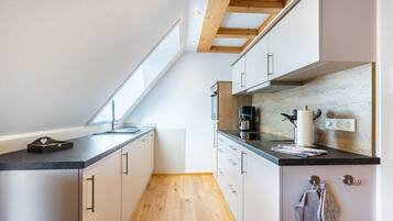 Wasserkocher mit Kaffee-/Teezubehör, Kühlschrank, Ofen, Herdplatte