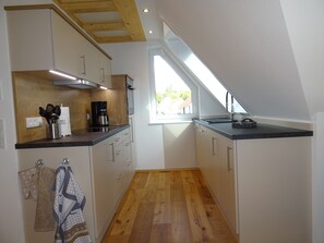 Kjøleskap, ovn, kokeplater og oppvaskmaskin