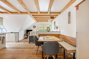 Dining - Apartment 'Kieschtock' with Shared Garden, Balcony and Wi-Fi (Unterkirnach)