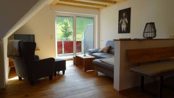 Fernseher, Tischtennisplatte, Stereoanlage