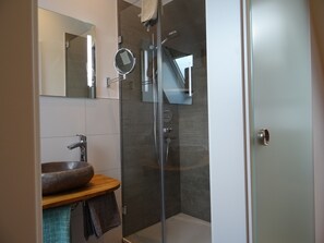 Dusche, Haartrockner, Handtücher