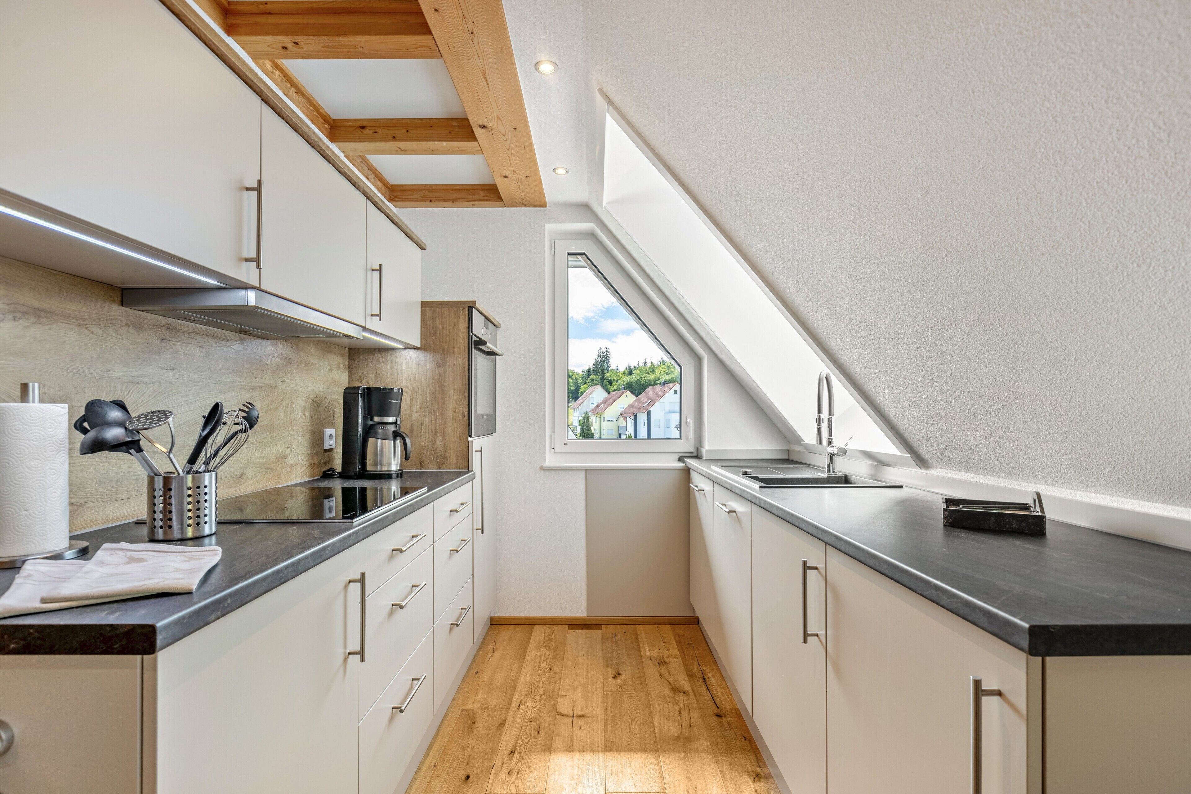 Fridge, oven, stovetop, dishwasher
