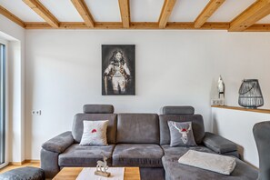 Una televisión, una mesa de tenis de mesa, un reproductor estéreo