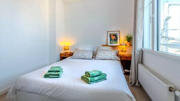 5 bedrooms, iron/ironing board, WiFi, bed sheets