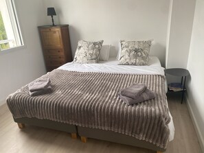 5 bedrooms, iron/ironing board, WiFi, bed sheets