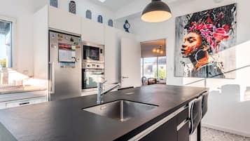 KylskÄp, mikrovÄgsugn, ugn och spishÀll