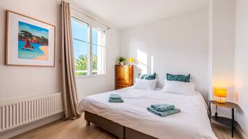 5 bedrooms, iron/ironing board, WiFi, bed sheets