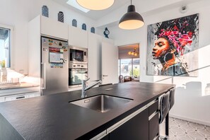 Réfrigérateur, micro-ondes, four, plaque de cuisson