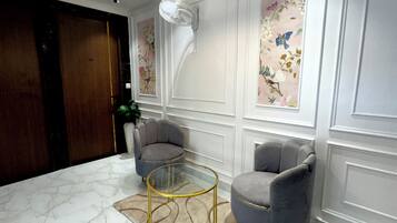 Área de estar no saguão