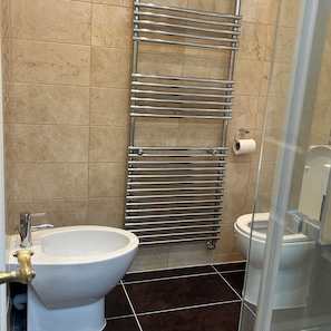 Ducha, bidet, toallas, jabón